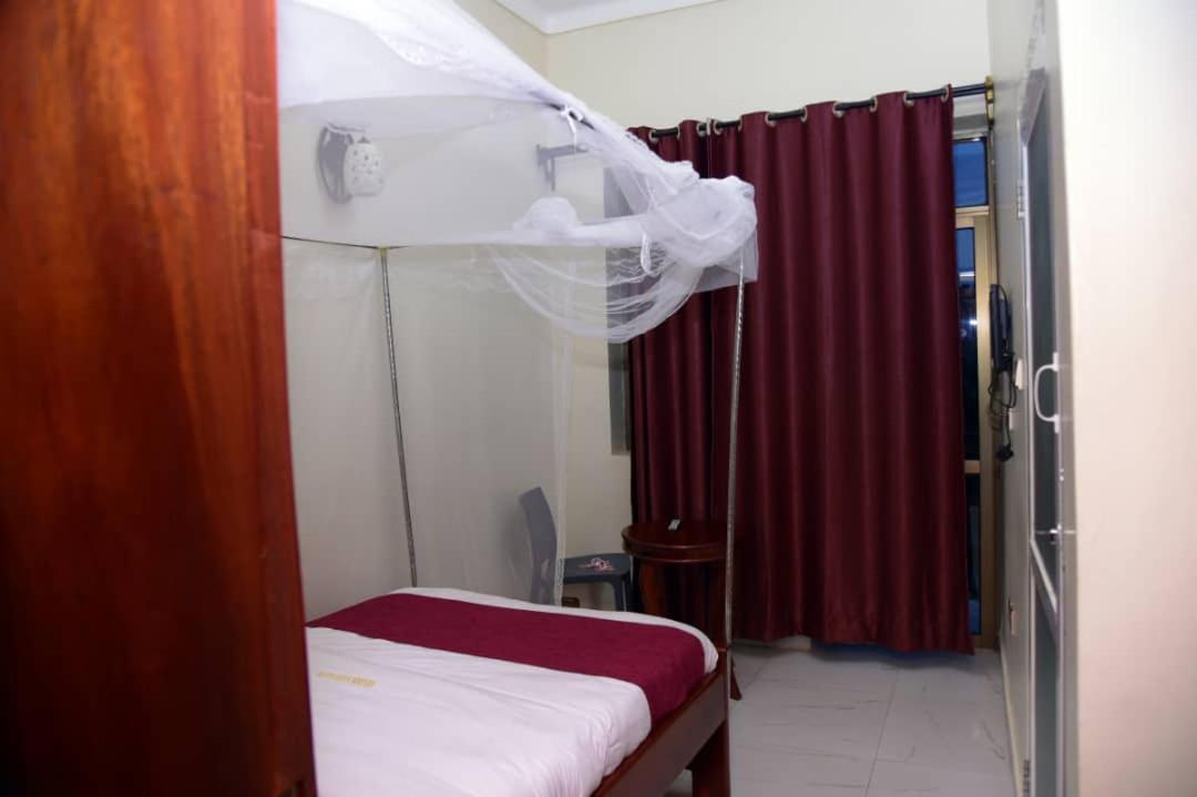 Golden View Hotel Ibanda Exterior photo
