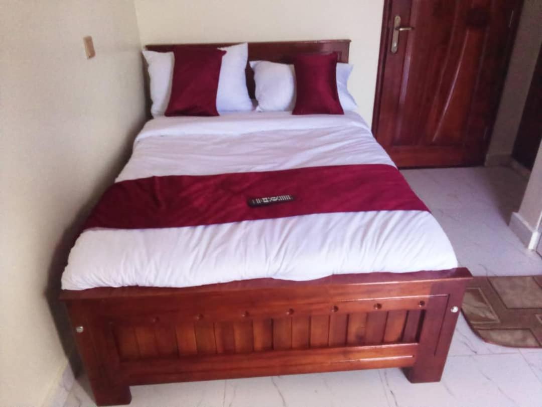 Golden View Hotel Ibanda Exterior photo